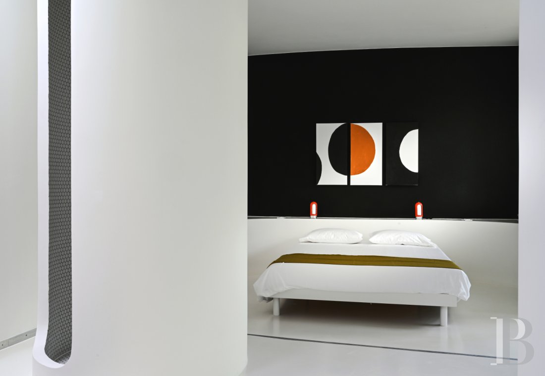 An architect-designed villa built in the 1970s near Arles, in Bouches-du-Rhône - photo  n°14